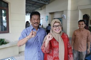 Nyoblos Berdua Marlin, HMR Datang ke TPS 017 Paling Awal untuk Motivasi Warga Memilih